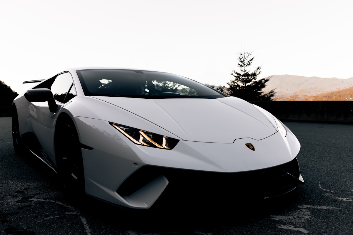 Lamborghini blanche vue de trois quarts avant