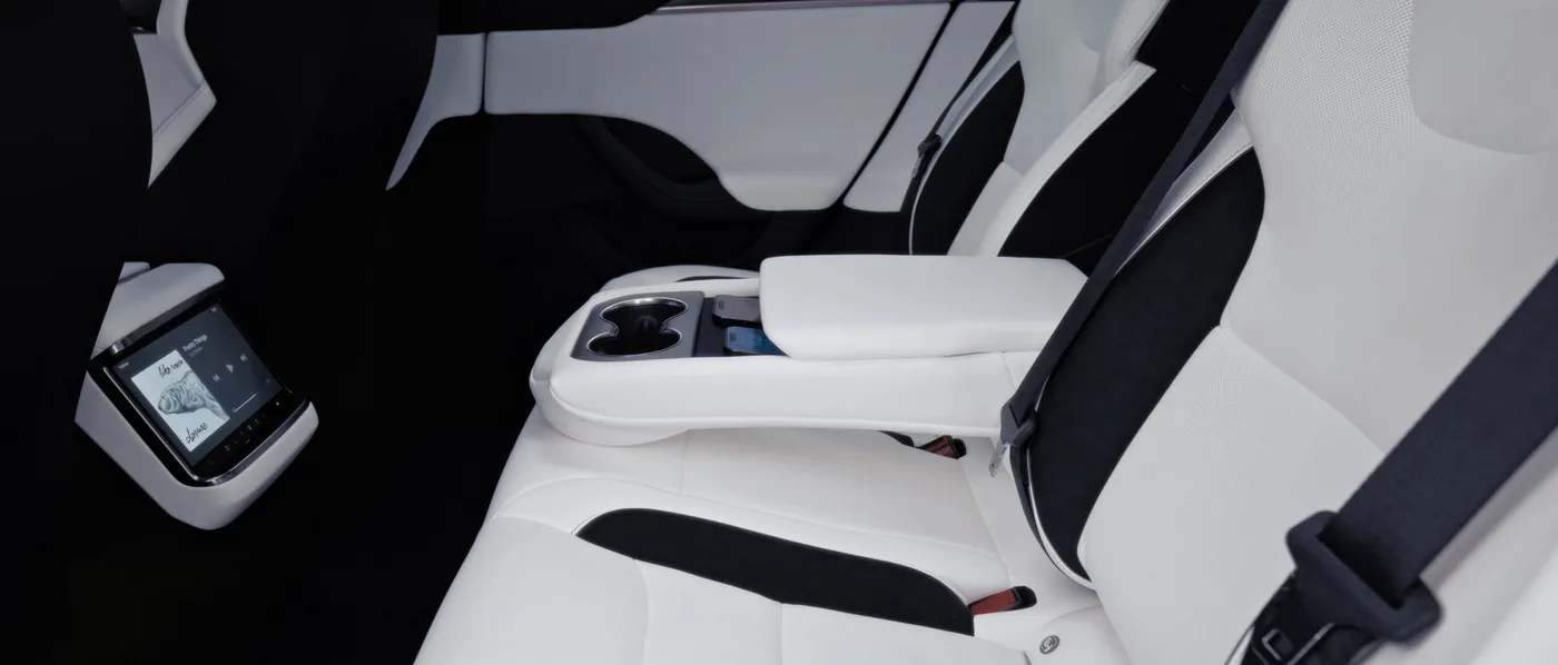 Tesla Model S : sièges arrière blancs, accoudoir et écran arrière