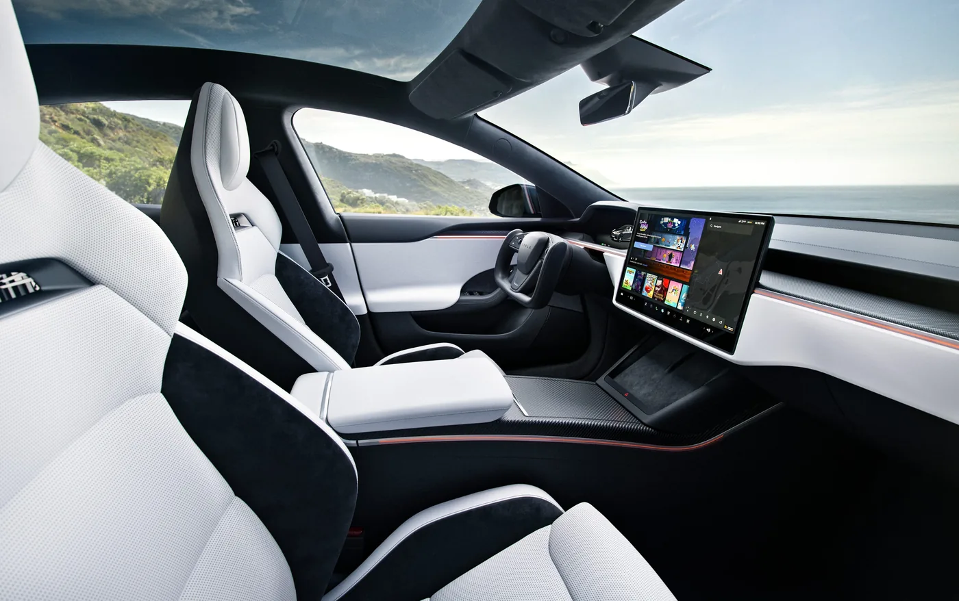 Tesla Model S : sièges avant blancs, volant et écran central